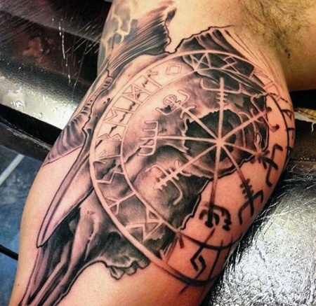 黑灰风格的动物头骨大臂纹身图案