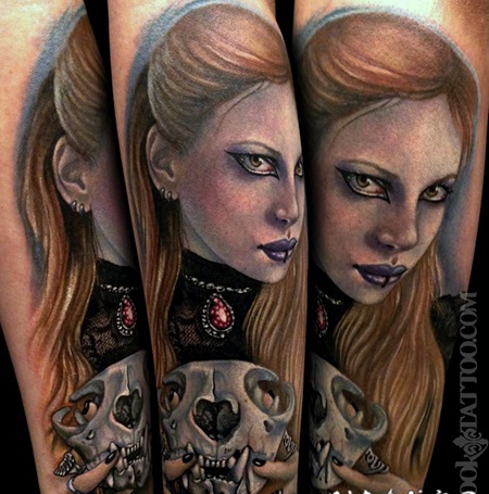 哥特式的女性肖像与动物头骨纹身图案