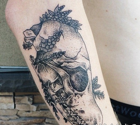 点刺风的动物头骨和叶子纹身图案