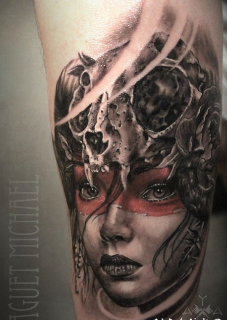 彩色的部落女性肖像与动物头骨纹身图案