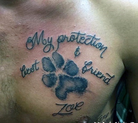 胸部黑色的动物爪印和字母纹身图案