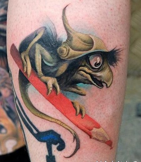 卡通风格彩色神秘动物和红铅笔纹身图案