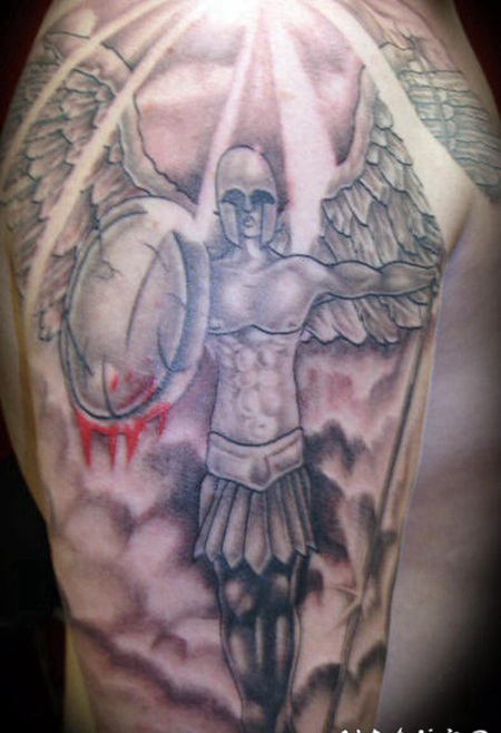 战士天使与盾牌纹身图案