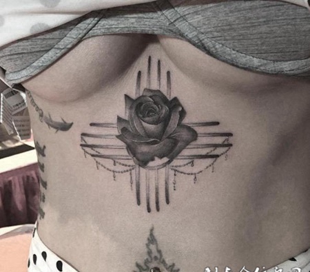 玫瑰的芬芳，腹部好看的黑灰玫瑰纹身图案
