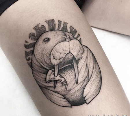 点刺风格的黑色可爱海豹和披萨纹身图案