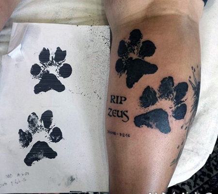 黑色的动物爪印和字母小腿纹身图案