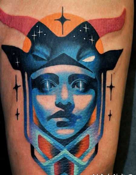 插画风格的彩色幻想女人与动物头盔纹身图案
