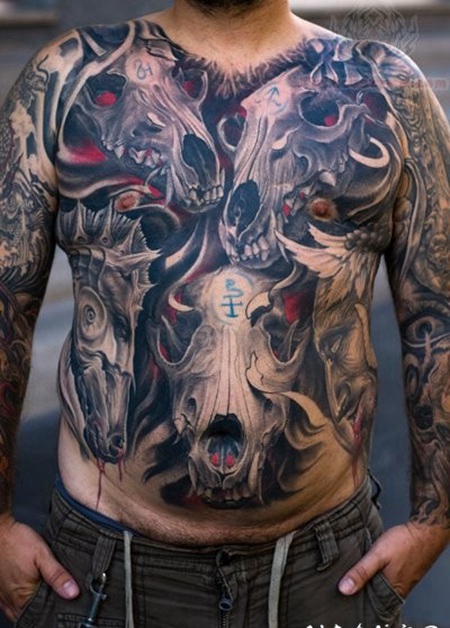 胸部和腹部彩色有趣的动物头骨纹身图案