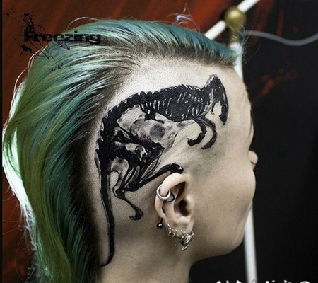 头部黑色的恐龙骨架纹身图案