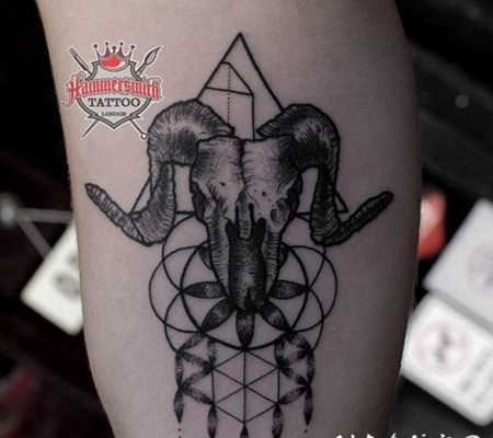 雕刻风格黑色羊头骨与几何装饰纹身图案