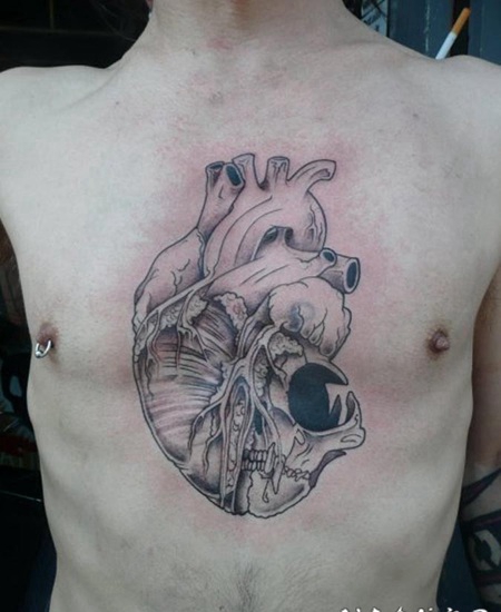 胸部动物头骨结合人类心脏纹身图案