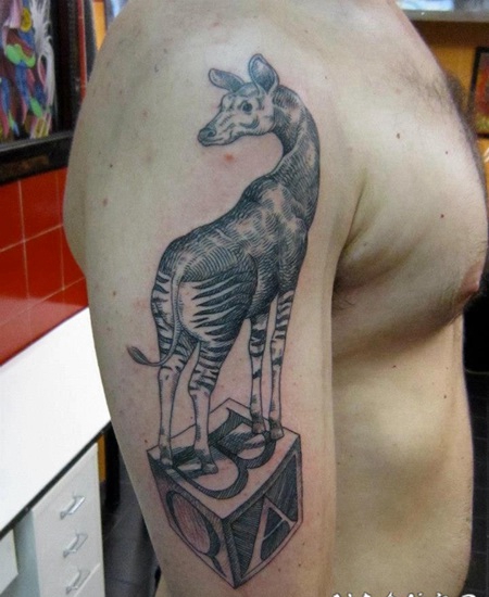 超现实主义风格的黑色动物和立方体纹身图案