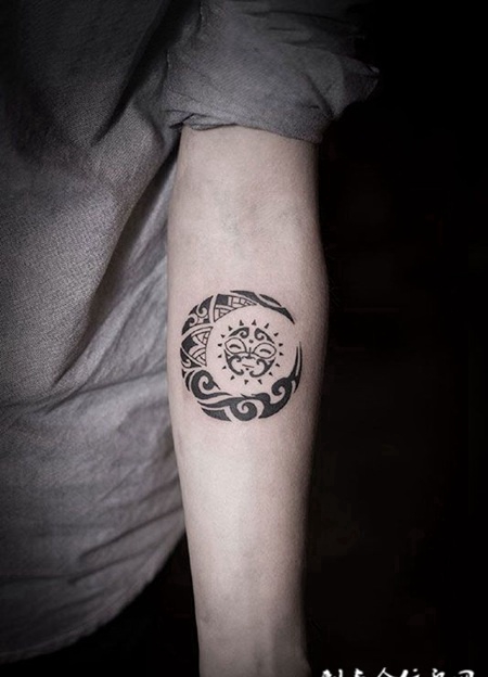 月亮包裹着太阳手臂纹身图案