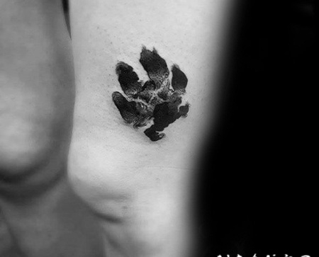 大腿黑色的动物爪印纹身图案