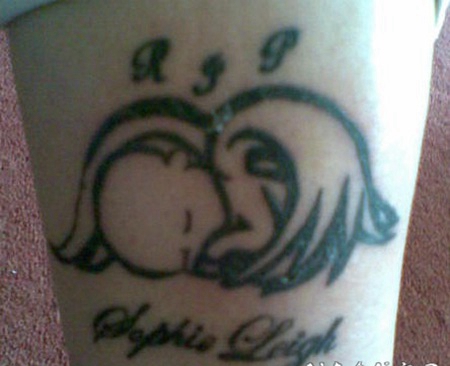 睡觉的小天使和字母纹身图案