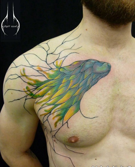 胸部美丽的彩色幻想动物纹身图案