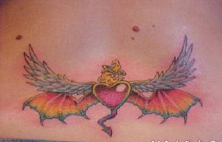 天使与魔鬼的翅膀与心形彩色纹身图案