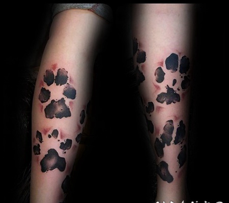 小腿奇怪的黑色动物爪印纹身图案