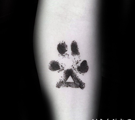 黑色经典的动物爪印和三角形纹身图案