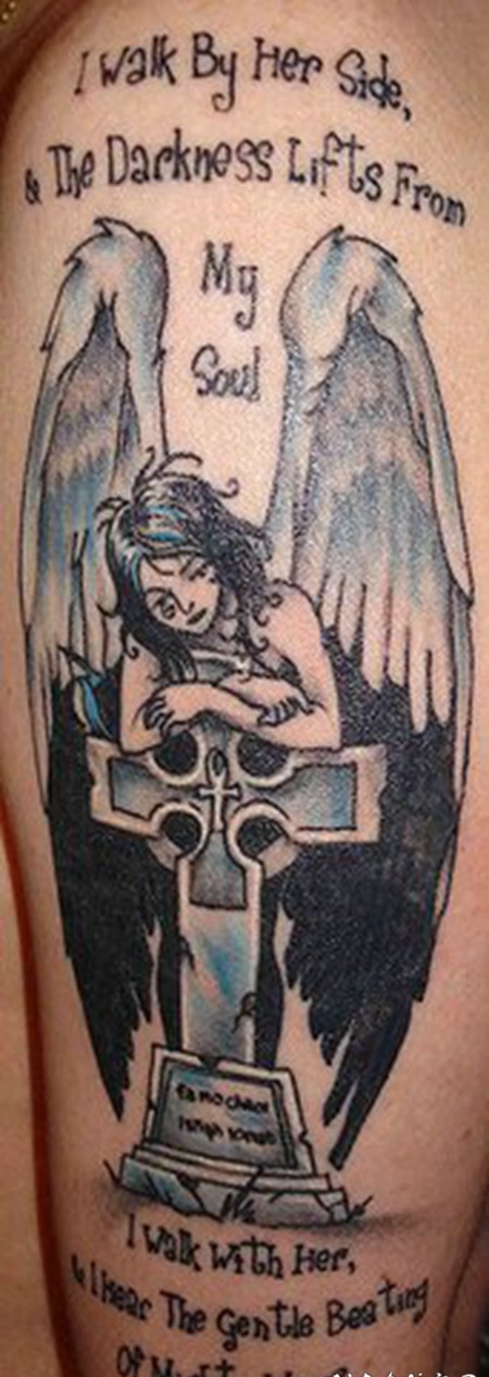 十字架墓碑和天使纪念纹身图案