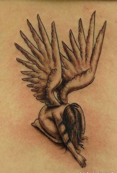 大翅膀的悲伤天使纹身图案