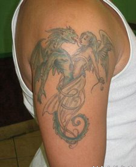 手臂石像鬼和天使的亲吻纹身图案