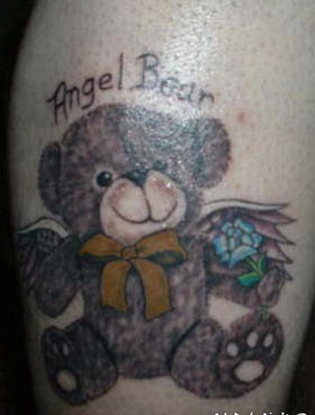 天使小熊和蓝色花朵纹身图案