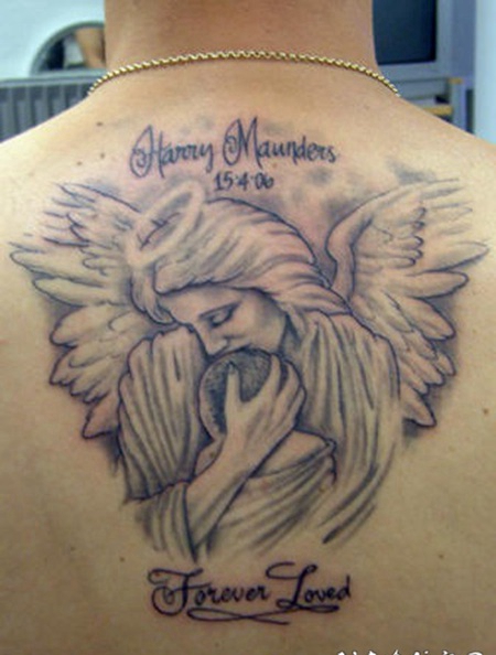 背部天使拥抱孩子纹身图案