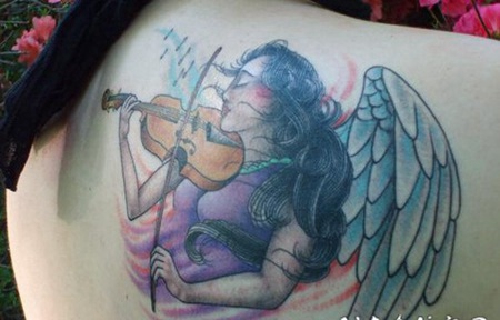 背部天使女孩在拉小提琴纹身图案