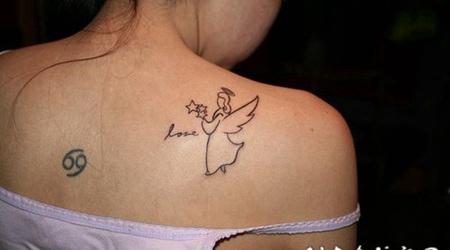 小可爱天使和字母背部纹身图案
