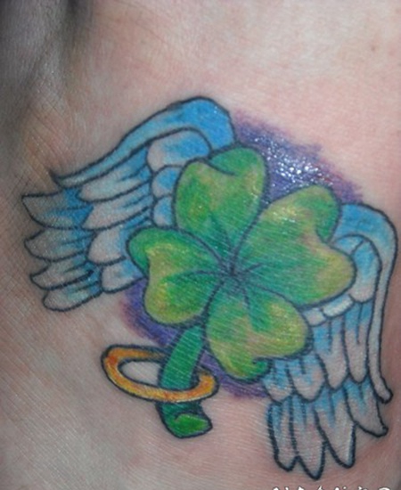 绿色四叶草和天使翅膀纹身图案