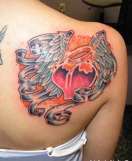 心形与天使翅膀彩色纹身图案