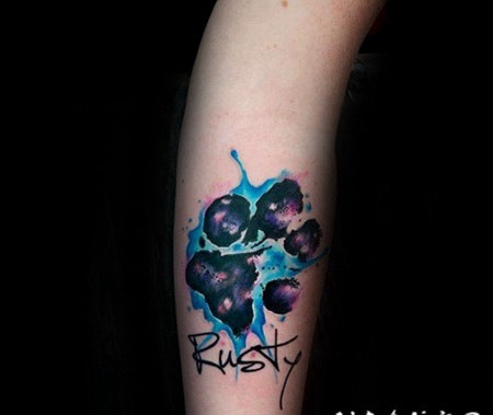 手臂七彩泼墨动物爪印和字母纹身图案