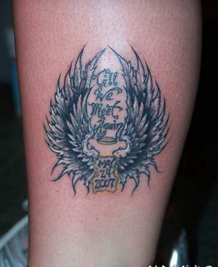 精致的天使翅膀纪念和字母纹身图案