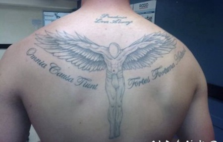 被钉在十字架上的天使背部纹身图案