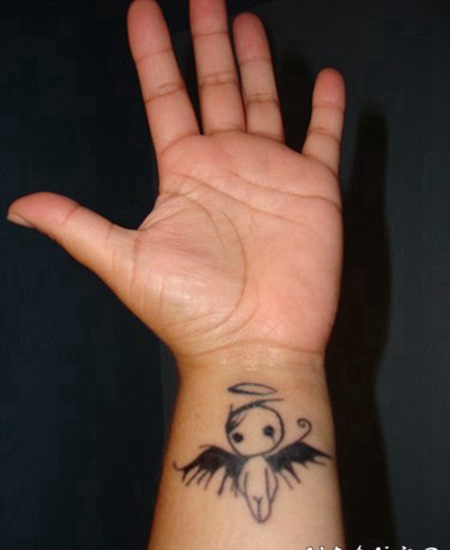 手腕简约的娃娃天使纹身图案