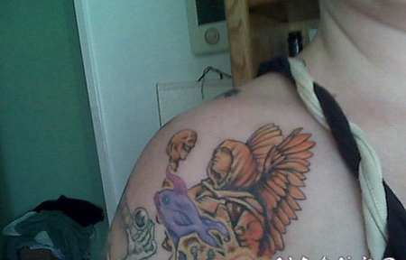 大臂彩色的天使纹身图案