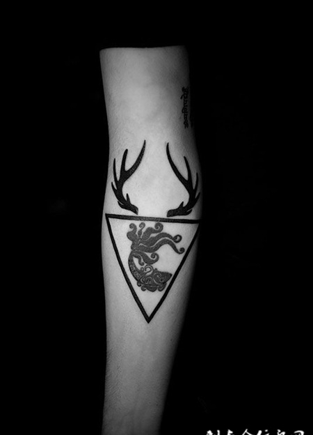 手臂三角图腾金鱼纹身图案