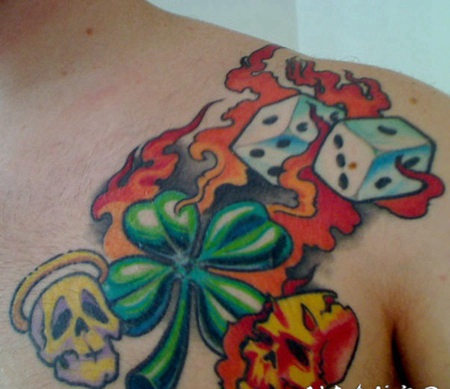 胸部骷髅骰子和四叶草火焰纹身图案