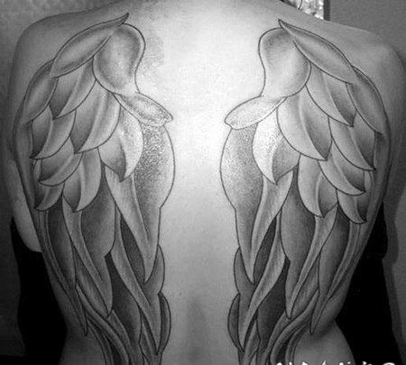 背部精美的羽毛翅膀纹身图案