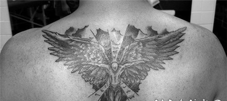 背部超大翅膀的天使纹身图案