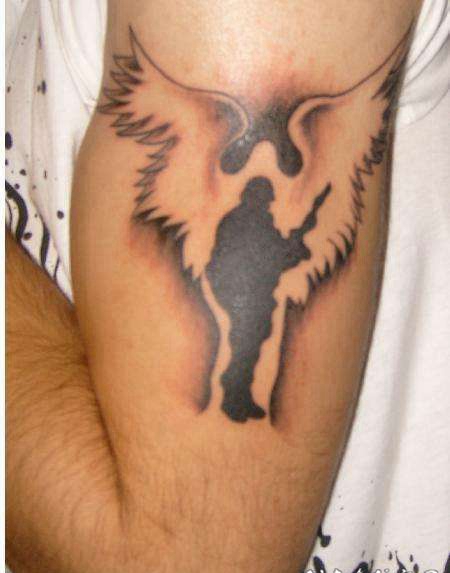 手臂士兵剪影和天使轮廓纹身图案