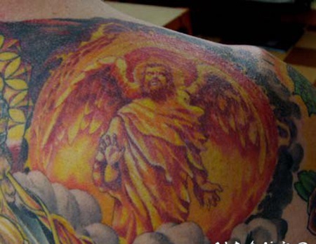 背部温柔的天使和云朵纹身图案