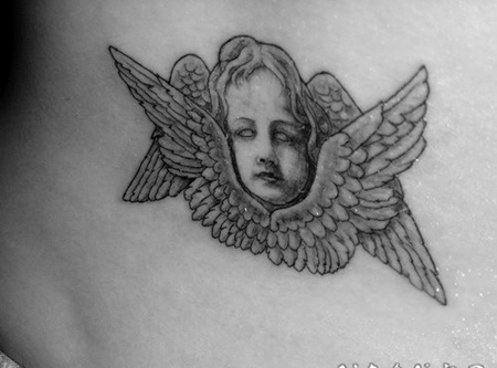 孩子肖像和两对翅膀纹身图案