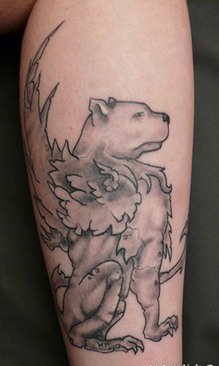 鹰头狮和翅膀小腿纹身图案