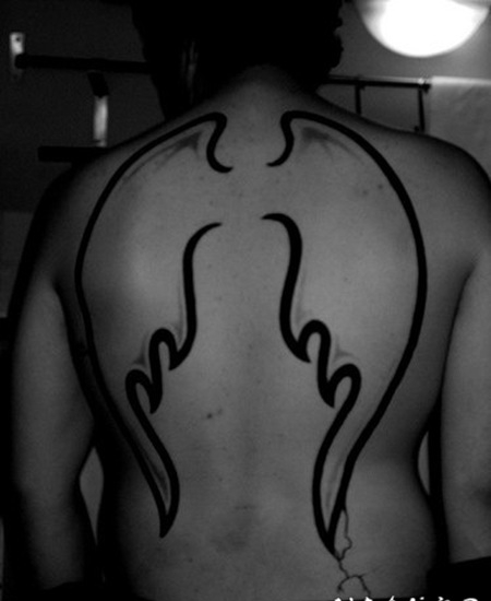 天使的翅膀轮廓背部纹身图案