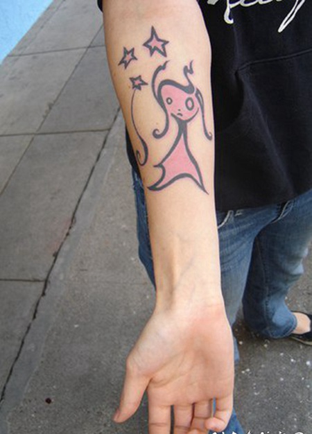 手臂星星和粉红天使纹身图案