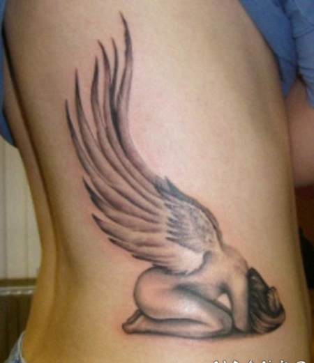 侧肋悲伤的天使女孩纹身图案