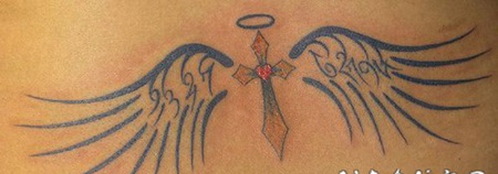 天使翅膀与十字架字母纹身图案