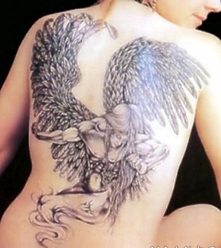 背部精致翅膀的天使纹身图案